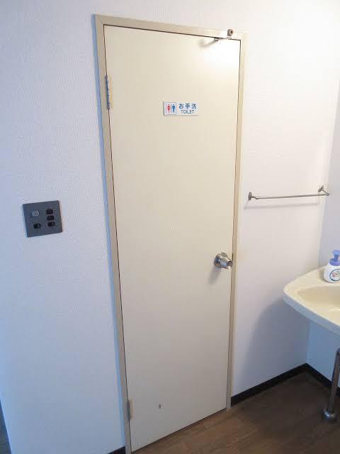 腹痛いのに開かない扉
